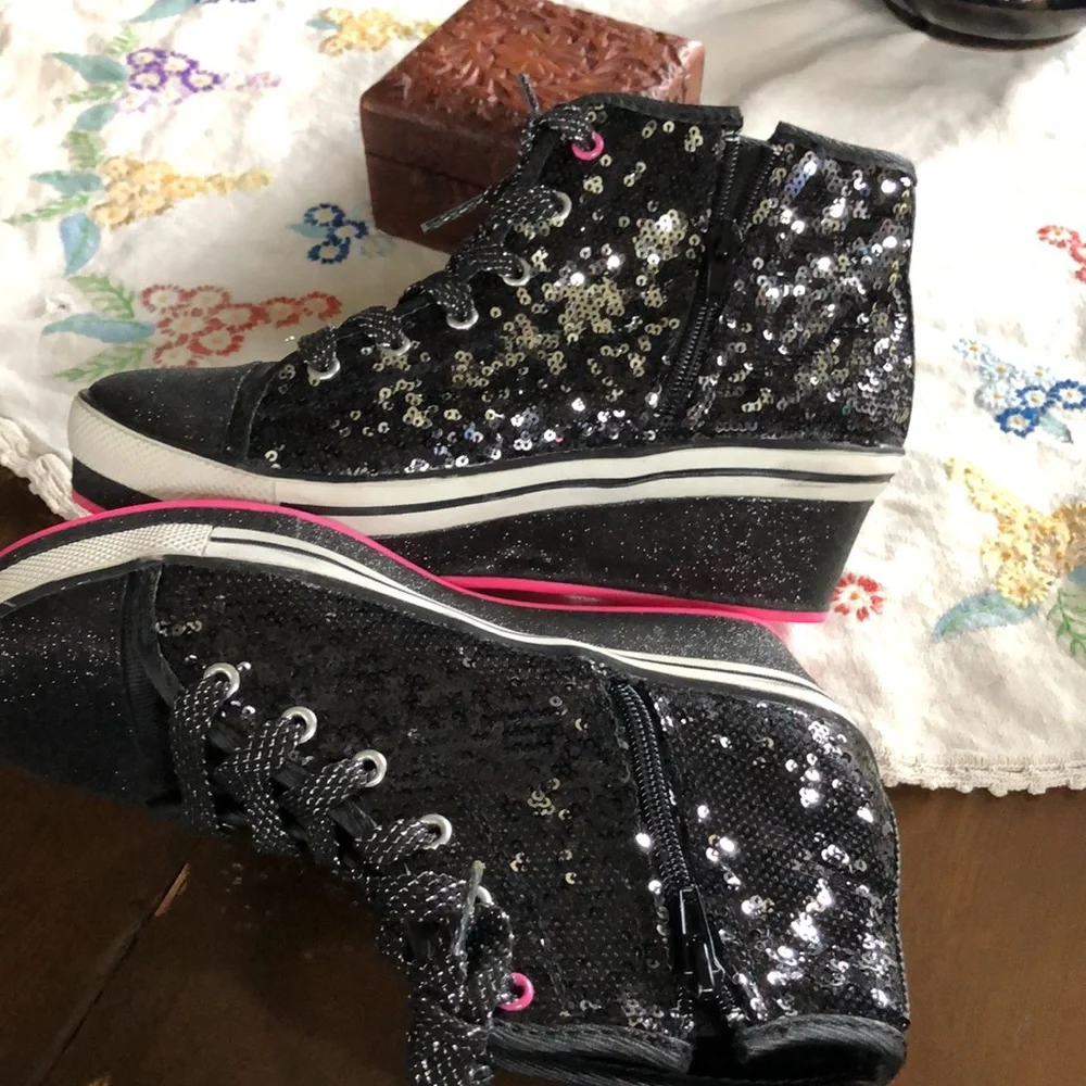Enzo Black Sparkling Sequined Platform Sneakers. Size 5